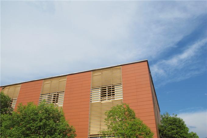 Le mur de terre cuite de façade de Rainscreen couvre de tuiles les panneaux en céramique beiges avec la résistance UV