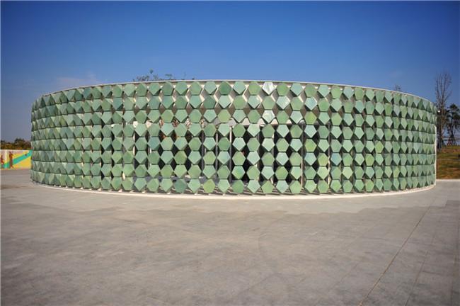 Le mur de terre cuite de turquoise couvre de tuiles la résistance de feu avec le formulaire spécial artistique