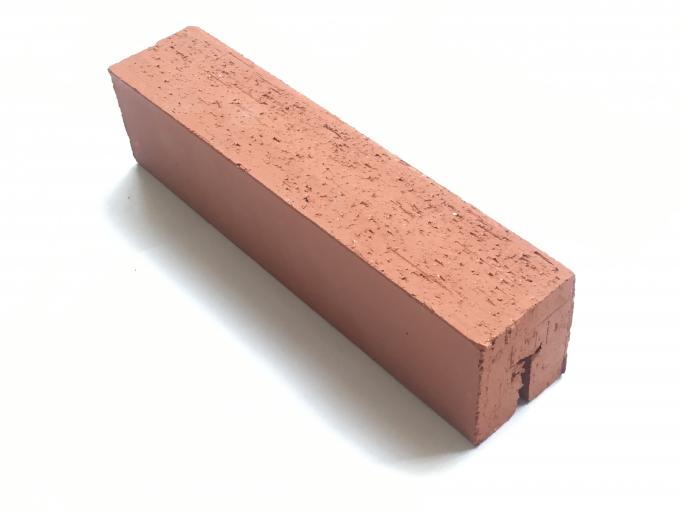 Les briques de mur extérieur sèchent le matériau de construction accrochant de terre cuite